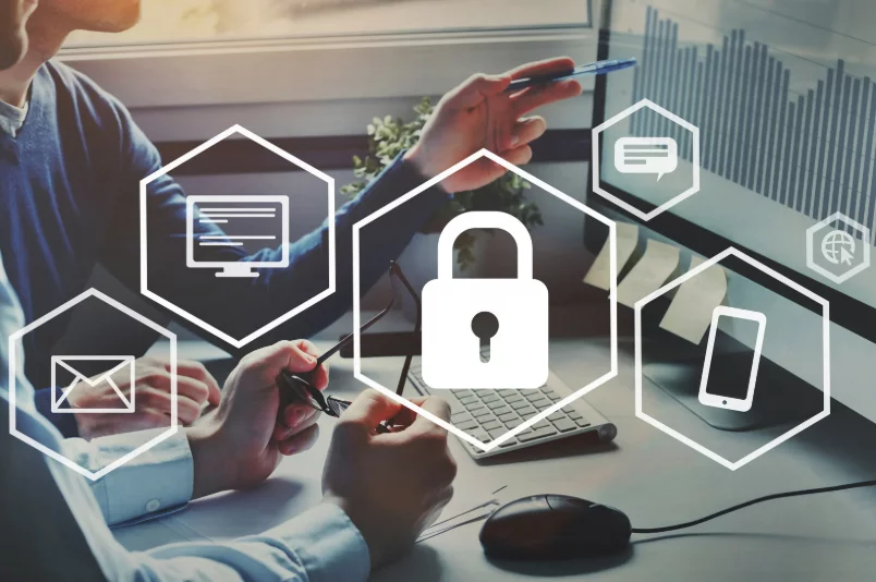 Cadenas relié à des logos de communication numérique devant une photo de personnes travaillant devant un ordianteurs - Politique de confidentialité du site lesprodici.fr